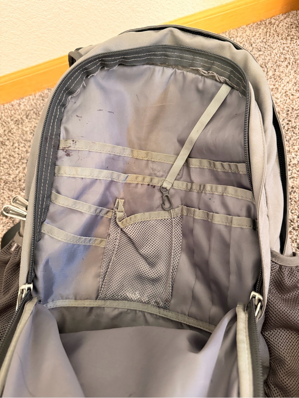 The North Face 28L Jester Men's Gray/Black Backpack - Picture 5 of 6